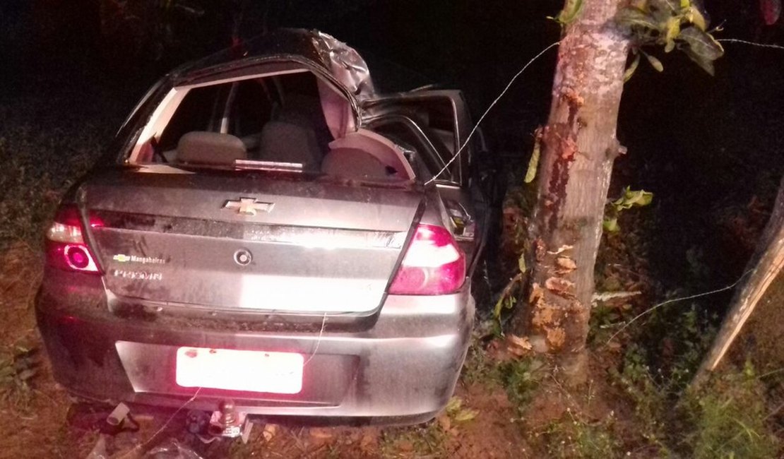 Veículo colide contra árvore e deixa mortos e feridos em Pilar