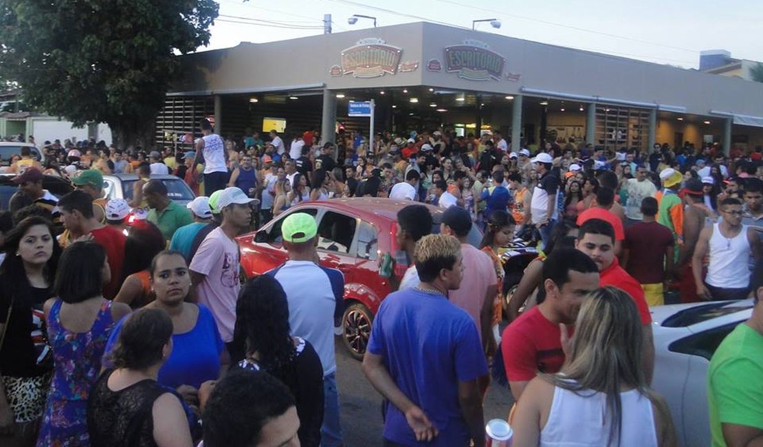 Mulher tira a roupa durante a ‘Folia de rua’, em Arapiraca