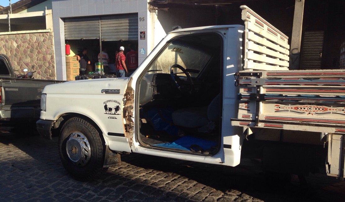 Carro arranca porta de caminhão, na Rua Tibúrcio Magalhães, em Arapiraca