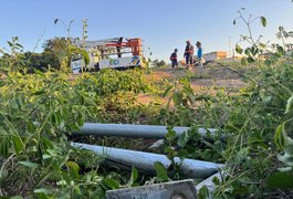 Carro capota após atingir e derrubar poste de iluminação pública na Marginal do Riacho Piauí