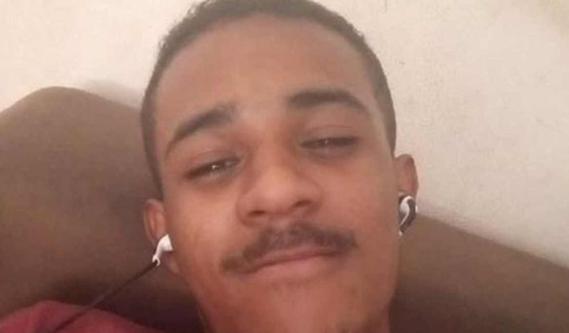 Homem assassinado com vários tiros na frente da mãe em Arapiraca é identificado