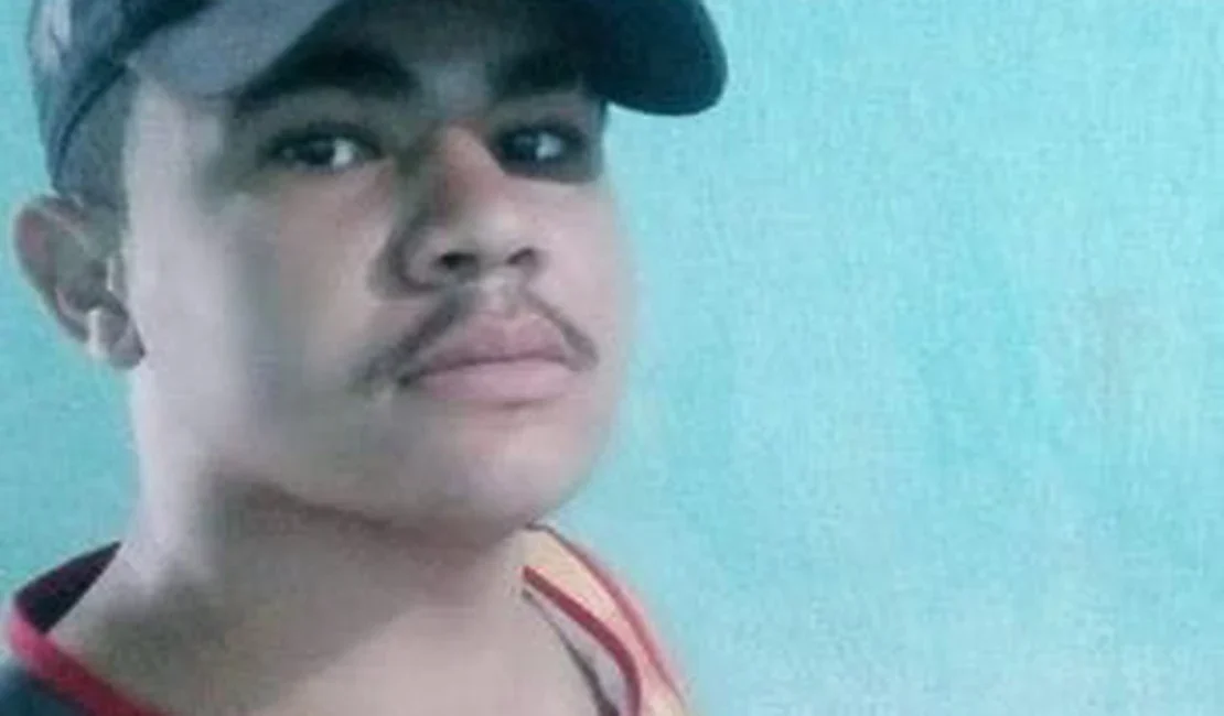Jovem é morto em casa e irmão da vítima com mandado em aberto consegue escapar, no interior de AL