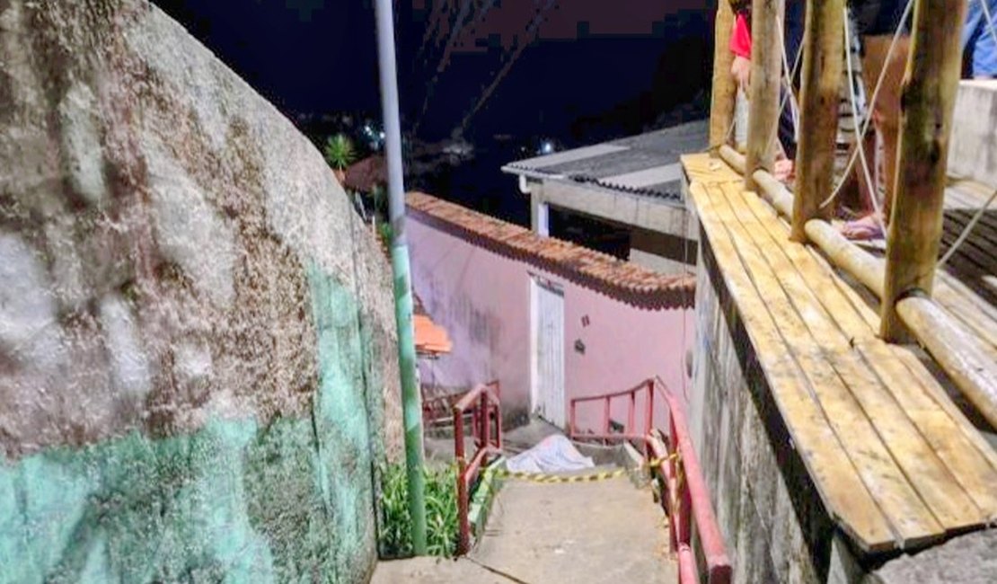 Polícia Civil investiga homicídio de jovem de 24 anos em escadaria, em Maceió