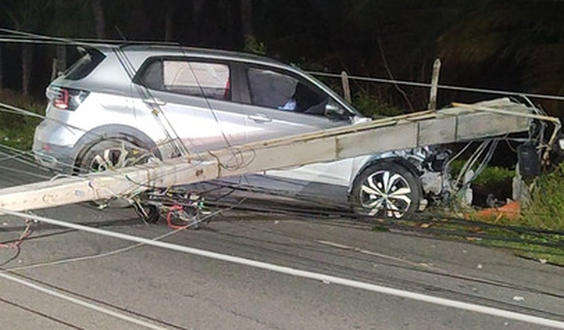 Carro derruba poste em forte colisão e pessoa fica ferida em Maceió