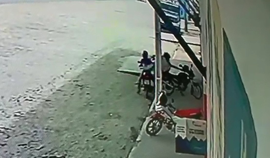 Dupla é flagrada por câmeras roubando capacete de moto na AL 110, em Arapiraca, assista