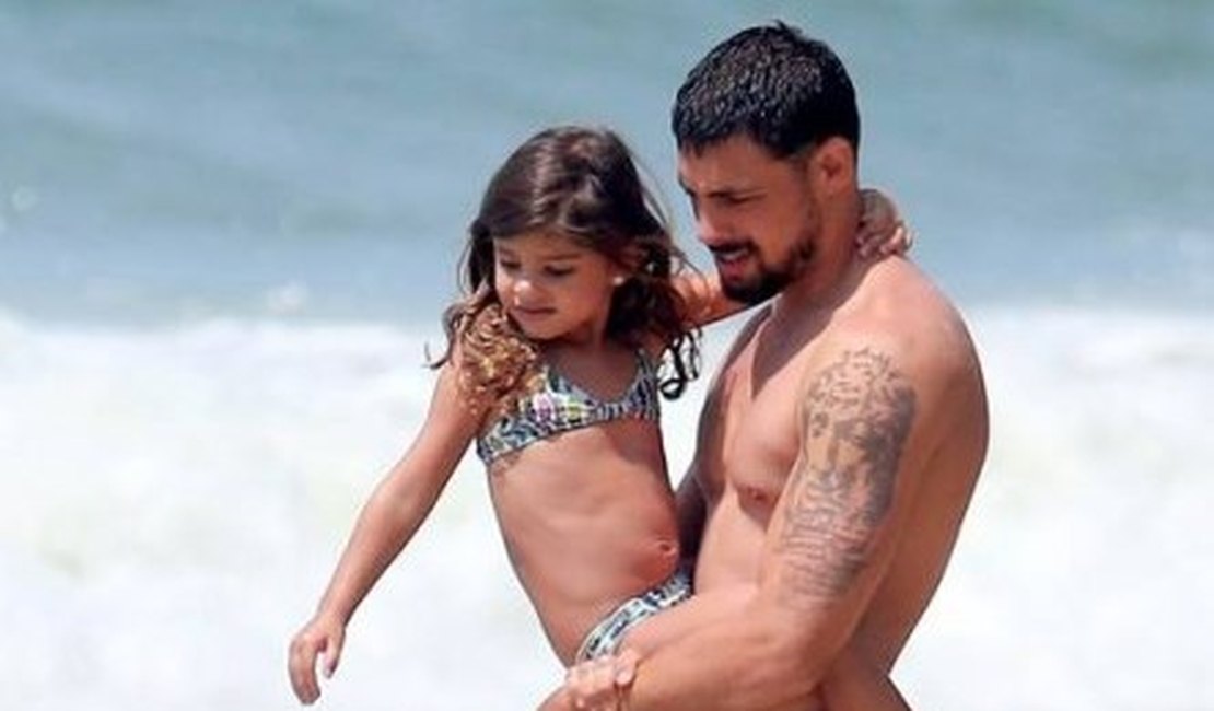 Que calor! Cauã Reymond leva Sofia à praia e exibe tanquinho de tirar o fôlego
