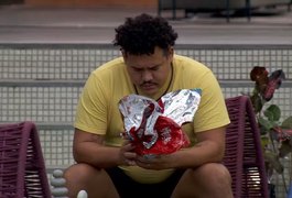 Lucas Henrique recebe ovo de Páscoa com foto sem a esposa no BBB 24 e fica pensativo