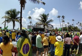 Manifestantes fazem protesto contra o projeto de abuso de autoridade em Maceió