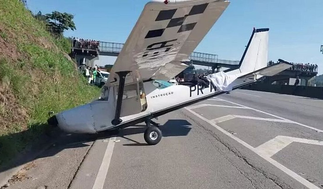 Avião de pequeno porte faz pouso de emergência em movimentada rodovia de São Paulo