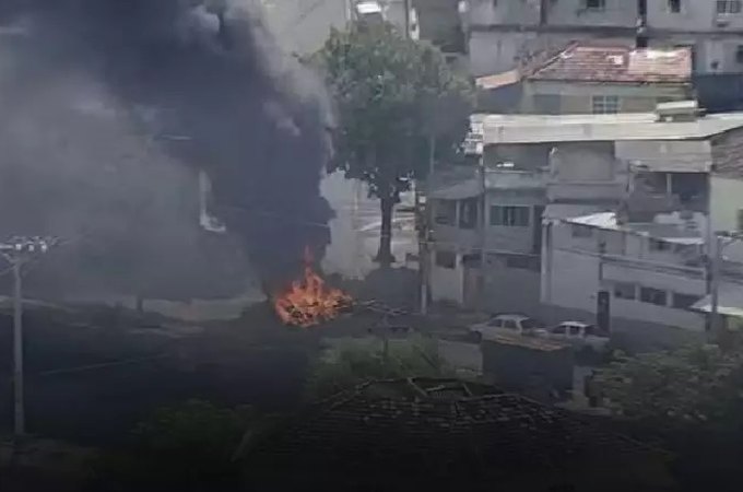 Helicóptero da PM é atingido por tiros durante operação no RJ e faz pouso forçado