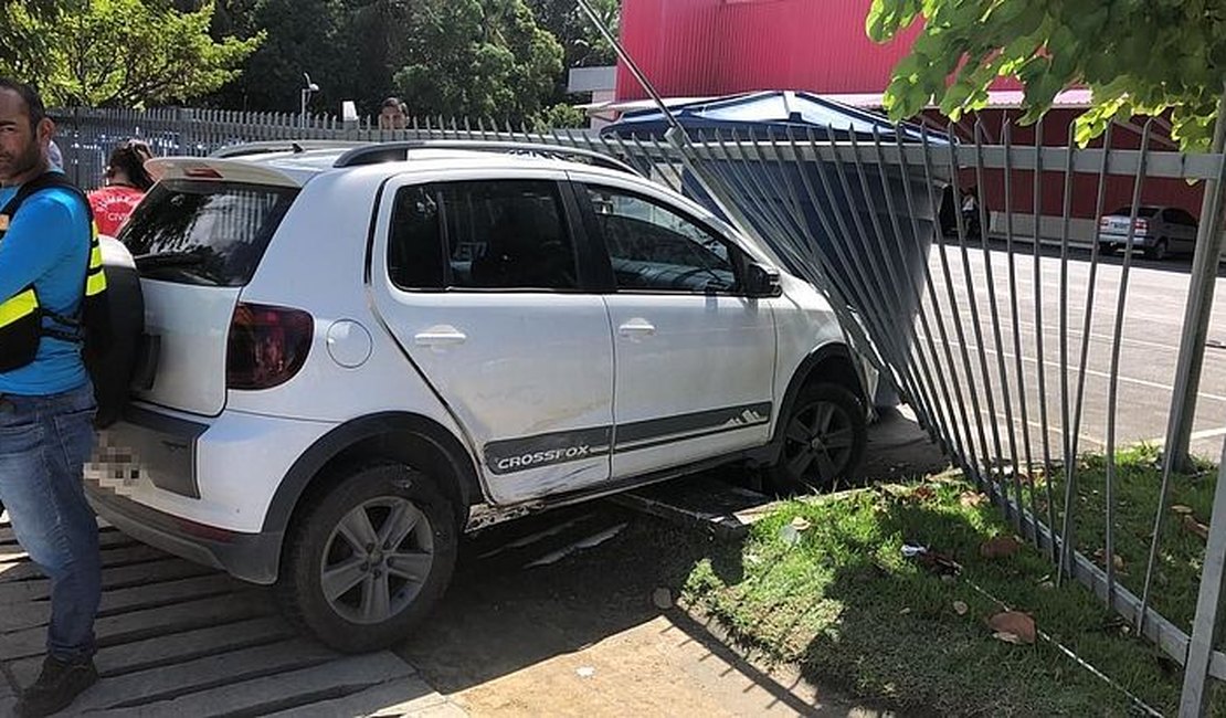 Carro é jogado contra grade de loja após ser atingido por ônibus em avenida de Maceió