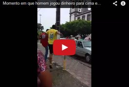 Vídeo: Após sair do banco, homem joga R$ 12 mil para cima em Sergipe