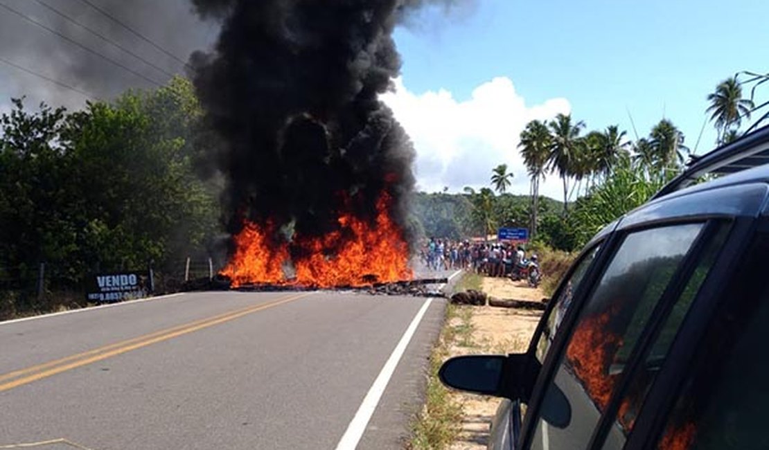 Bugueiros protestam contra bloqueio do acesso a praia em São Miguel dos Milagres