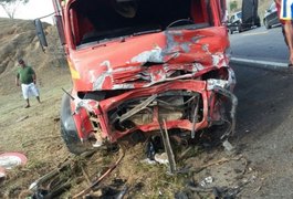Grave acidente envolvendo caminhões deixa motorista morto e feridos no interior de AL