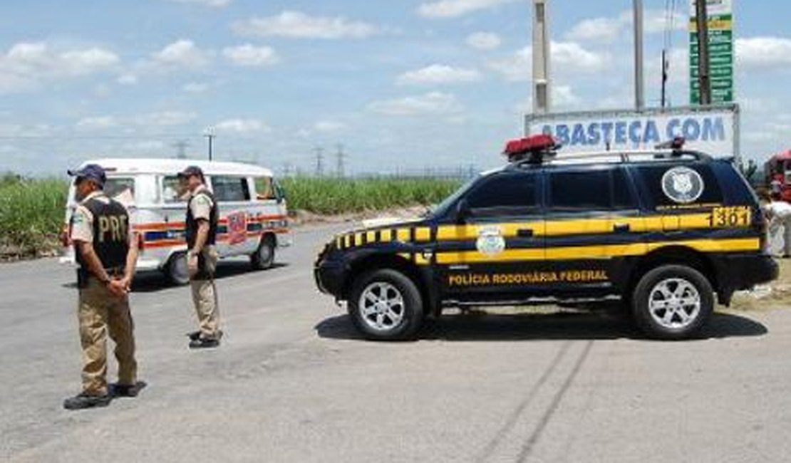 PRF recupera dois veículos e prende três pessoas em Alagoas