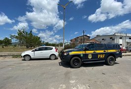 Homens que estavam em carro roubado tentam fugir de blitz, mas são capturados no interior de Alagoas