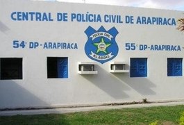 Dupla entra em igreja e leva moto e relógio de homem que estava rezando