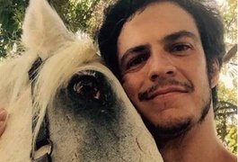 Mateus Solano cai de cavalo em gravação de novela