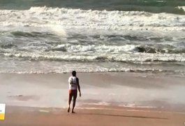 Menor de 16 anos desaparece após entrar no mar na Praia da Avenida