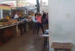VÍDEO: Mulheres trocam socos e puxões de cabelo em briga no Mercado Público de Arapiraca