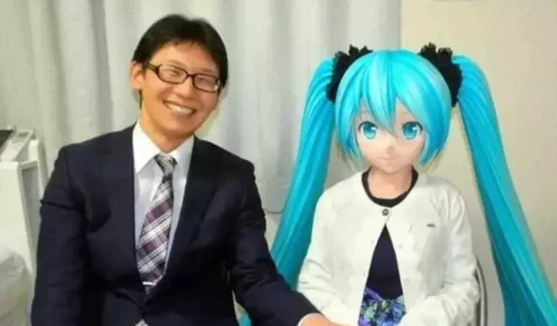 Japonês casado com cantora virtual cria associação para combater preconceito contra fictossexuais: 'Nunca a traí'