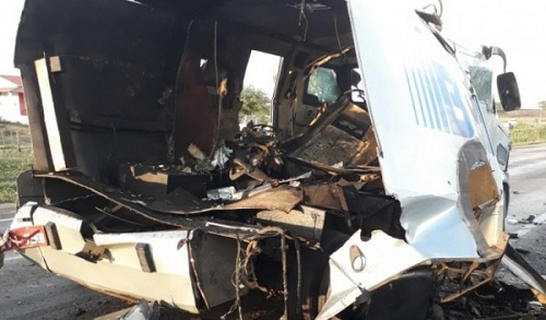 Bandidos explodem carro-forte e levam todo dinheiro na BR-423, em Inhapi