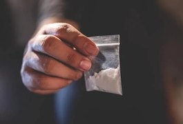 Jovem anuncia 'campeonato de cheira pó' e termina com polícia na porta de casa