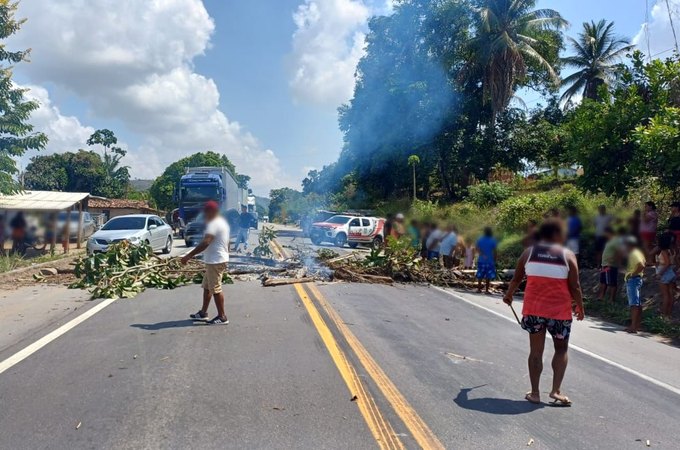 Indígenas da Wassu Cocal bloqueiam rodovia em protesto por prisão de morador da comunidade