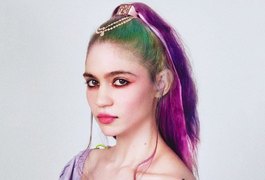 Cantora Grimes diz que “finalmente” está com Covid-19 e “estranhamente gostando”