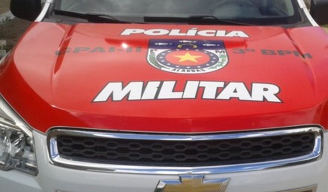 Jovem é executado na porta da residência no bairro Canafístula, em Arapiraca