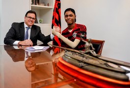 Vítima do incêndio no Ninho, Jhonata Ventura assina primeiro contrato profissional com o Flamengo