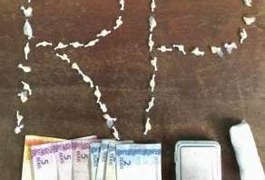 Polícia encontra 53 pedras de crack em um terreno baldio no bairro Manoel Teles, em Arapiraca