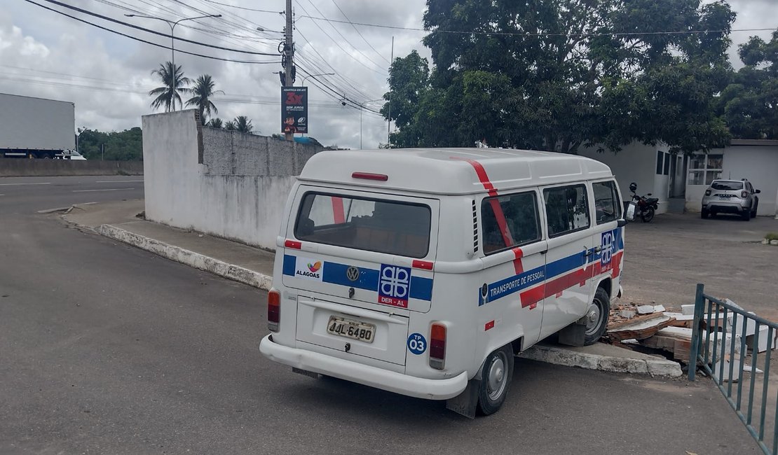 Sem freio, Kombi do DER derruba muro em Arapiraca