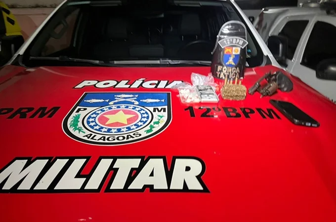 12° Batalhão da PM prende homem com arma, maconha e cocaína no bairro Cidade Universitária, em Maceió