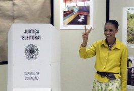 Marina vota em Rio Branco acompanhada por familiares