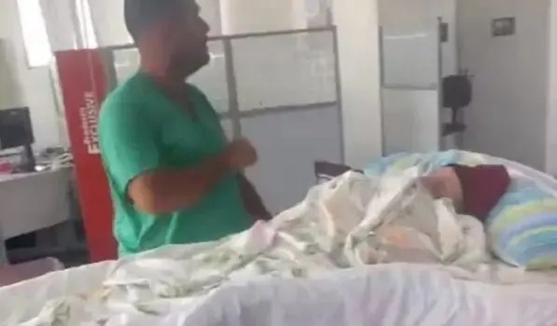 Filho mobiliza ambulância e leva mãe de 93 anos em maca a Banco para retirar cartão de INSS