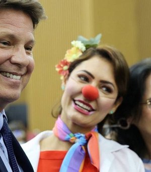 Com esposa de Bolsonaro vestida de palhaça, Governo lança campanha para circos