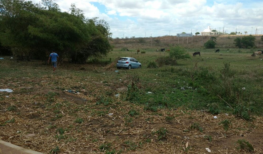 Veículo desgovernado invade área verde no Bairro Perucaba, em Arapiraca