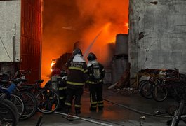 Com ﻿9 viaturas e 25 militares empregados, bombeiros passaram 12 horas para controlar o incêndio em fábrica plásticos, de Maceió