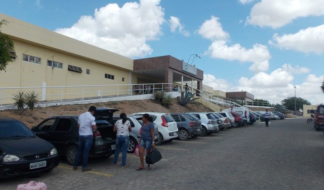 Mulher fica ferida após ser atropelada enquanto fazia caminhada, no Sertão