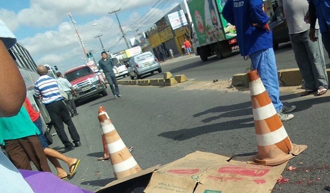 Motociclista morre atropelado por caminhão na Serraria, em Maceió