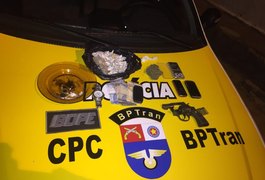 PM prende três suspeitos de porte ilegal de arma e tráfico de drogas