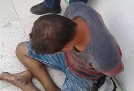 Suspeito de furto é detido por seguranças e agredido pela população, em Arapiraca