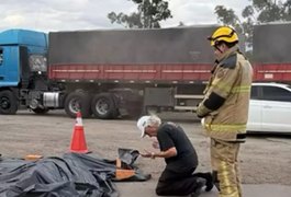 Motociclista morre em acidente, e caminhoneiro se ajoelha para rezar ao seu lado