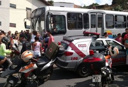 Polícia prende dois suspeitos de participação em assalto a ônibus que deixou militar ferido