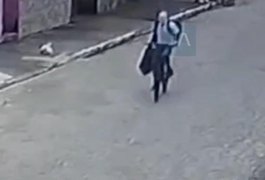 VÍDEO: Ladrão aproveita que não tem ninguém em casa, pula muro e causa prejuízo de quase R$ 10 mil, em Arapiraca