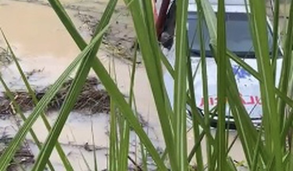 Motorista de ambulância cai em ribanceira e acidente deixa feridos no interior de Alagoas