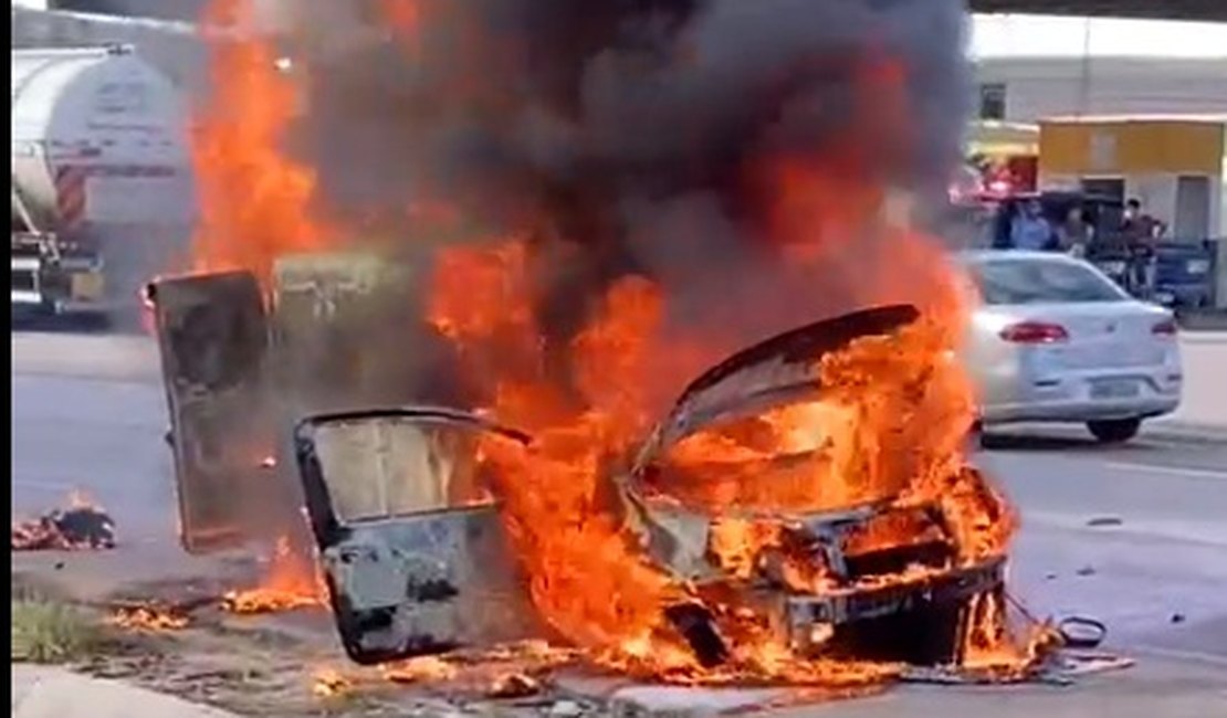 Vídeo. Carro que transportava cigarros pega fogo na BR 101, em Junqueiro