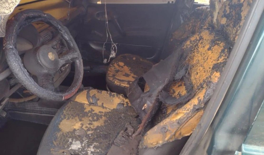 Revoltado com multa, homem ateia fogo no próprio carro em Piaçabuçu