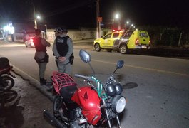 Colisão entre duas motocicletas deixa duas pessoas feridas no bairro Baixa Grande, em Arapiraca